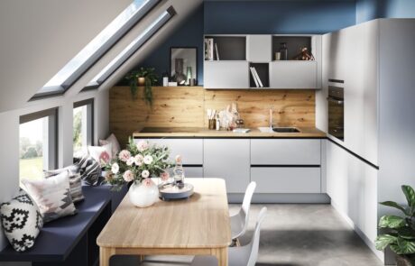 Kleine Küchen | Küchenwelt Hausgnost kleine weisse Küche in einer Dachschräge